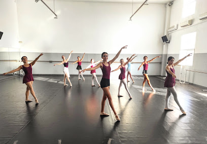 Escuela de baile Andanzas: Pasión y ritmo en movimiento Atelier de la Danza: Tu Academia de Baile en Torremolinos