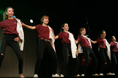 ¡Siente el ritmo en Blackout Dance School!