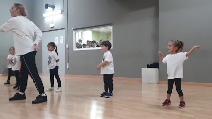 Escuela de baile Andanzas: Pasión y ritmo en movimiento ¡Aprende a bailar en Sant Adrià con Musique Dansa!
