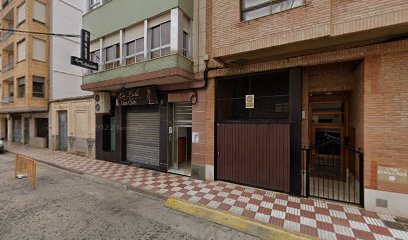 Escuela de baile Andanzas: Pasión y ritmo en movimiento ¡Aprende a bailar con pasión en la Academia Xaro Arlandis!