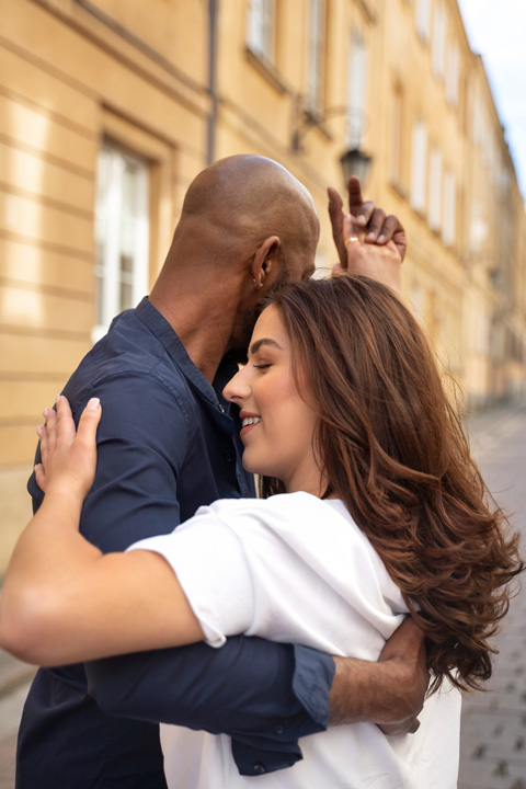 Pareja joven bailando Salsa y Bachata en la calle